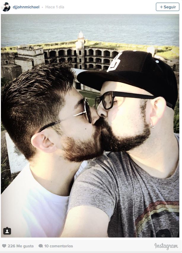 #TwoMenKissing, besos contra el ataque de Orlando