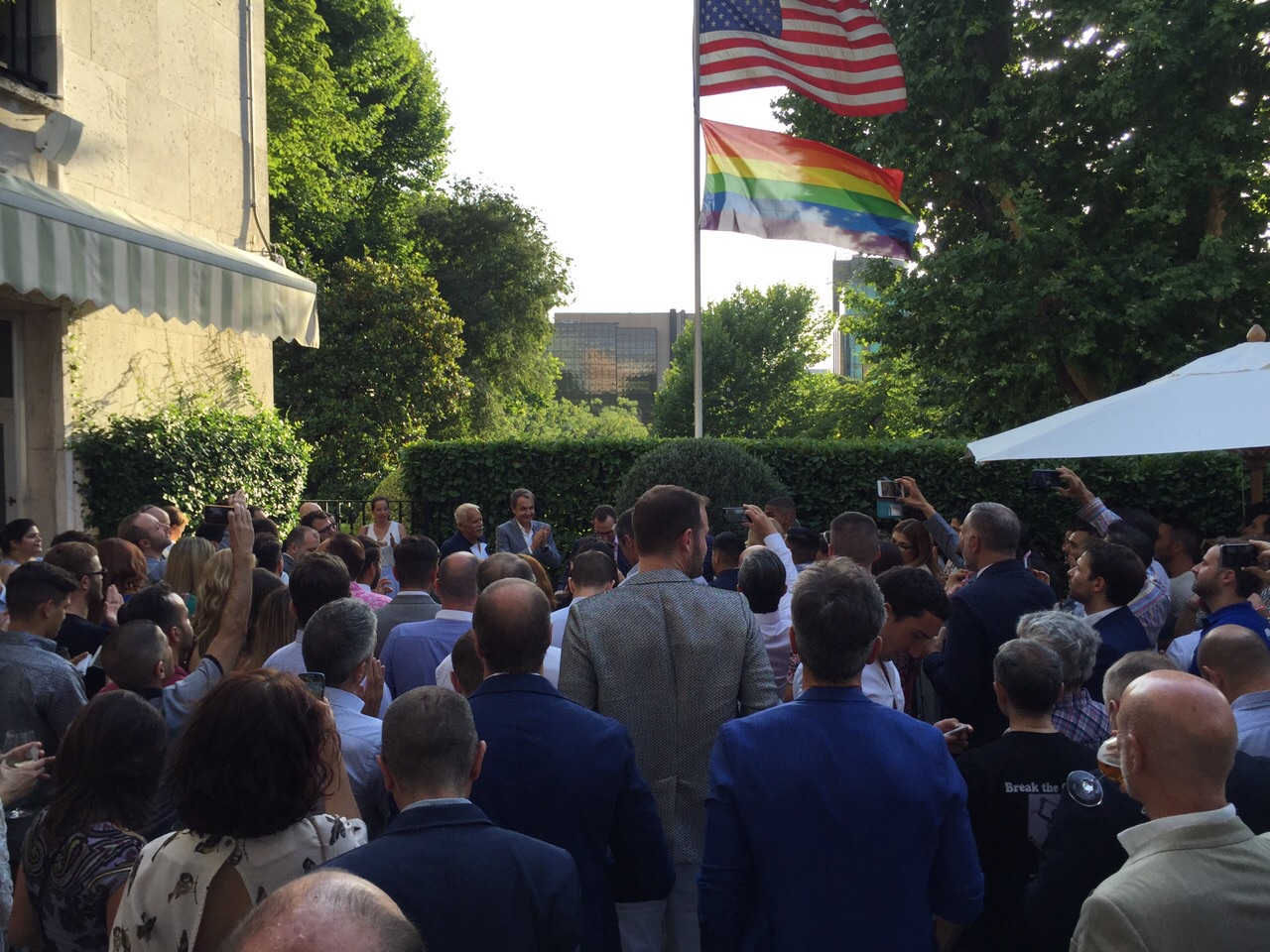 Celebración gay en la embajada americana