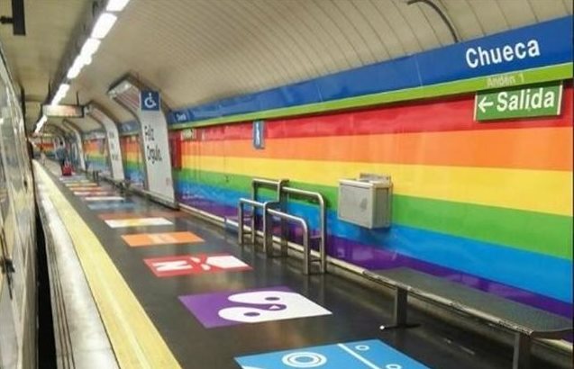 El Metro de Chueca mantendrá el color arcoíris