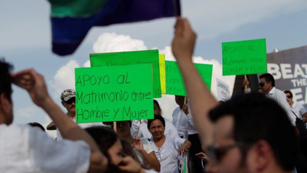 Miles de mexicanos se manifiestan contra el matrimonio gay