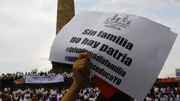 Miles de mexicanos se manifiestan contra el matrimonio gay