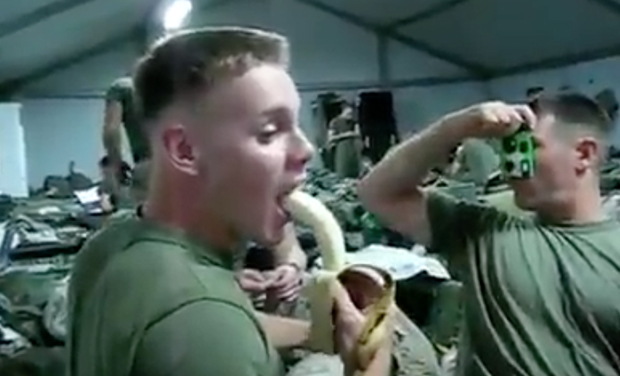 ¿Hasta dónde le cabe el plátano a este militar?