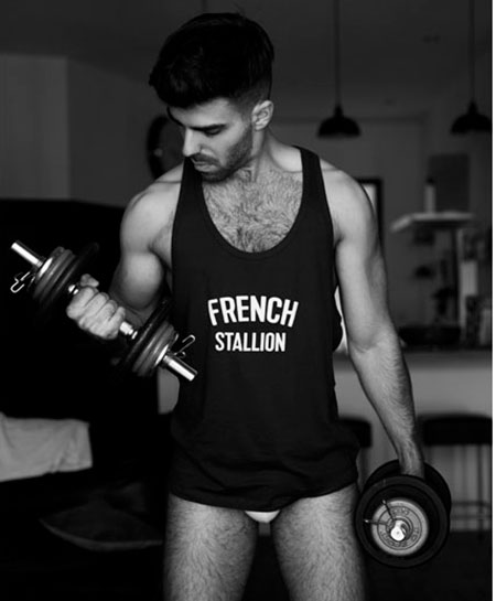Mr. Gay Francia y su croissant