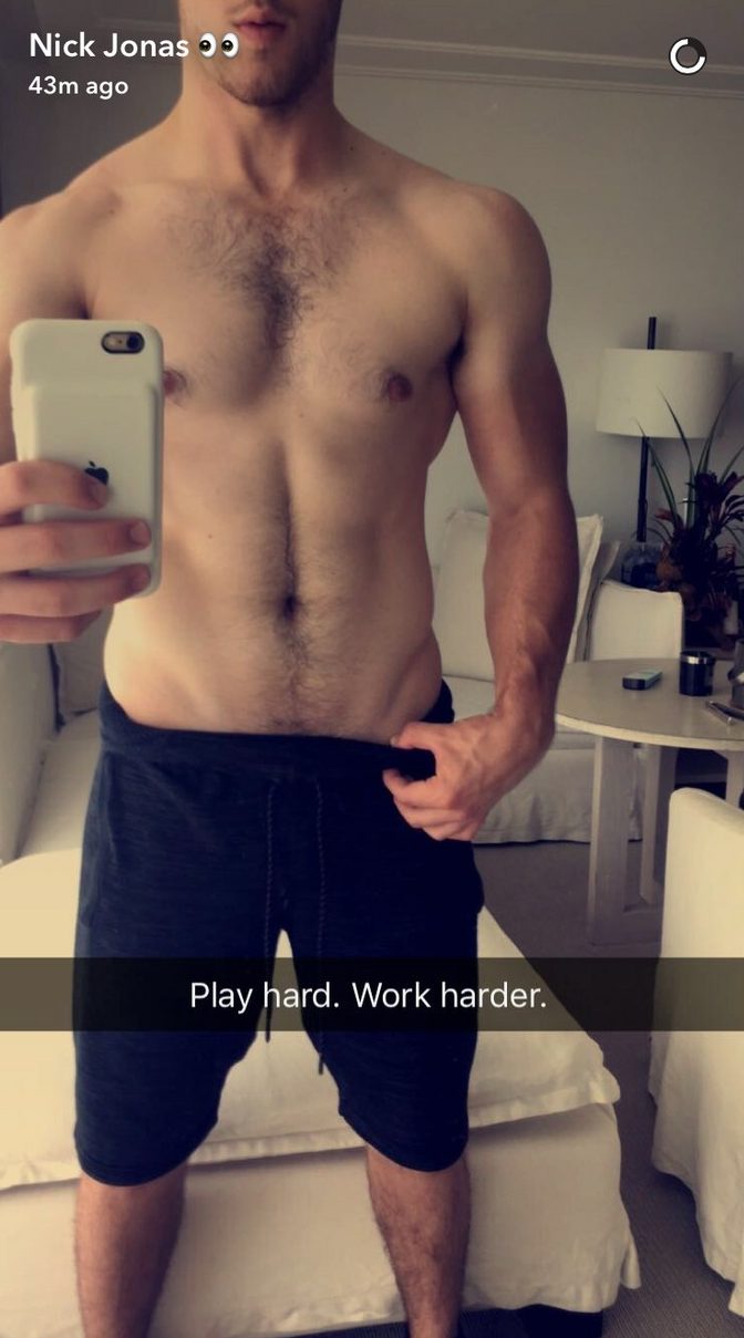 El torso desnudo de Nick Jonas revoluciona Snapchat