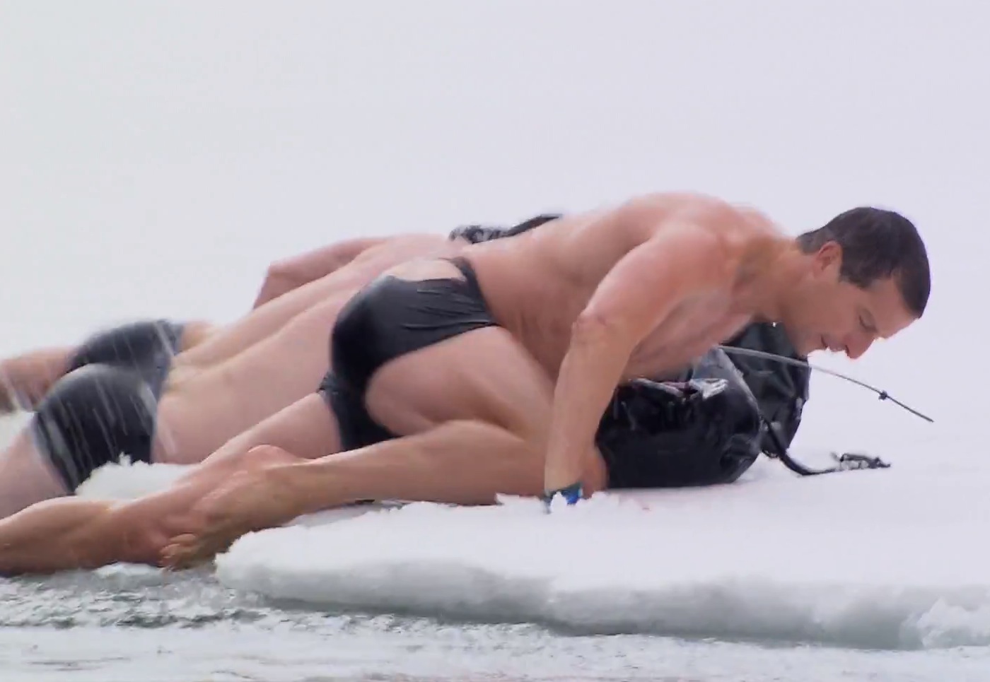 Nick Jonas se desnuda para sobrevivir en la nieve