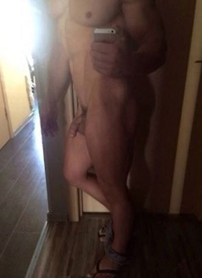 El modelo Roman Dawidoff se muestra totalmente desnudo en sus selfis