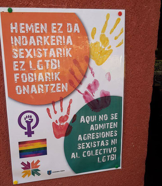 Carteles contra la homofobia en Ordizia (País Vasco)