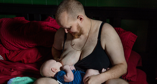 La foto del día: un padre transexual dando el pecho a su hijo