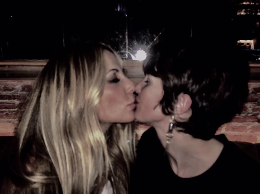 ¡Cuánto nos gusta el beso de Marta Sánchez y Paz Vega!