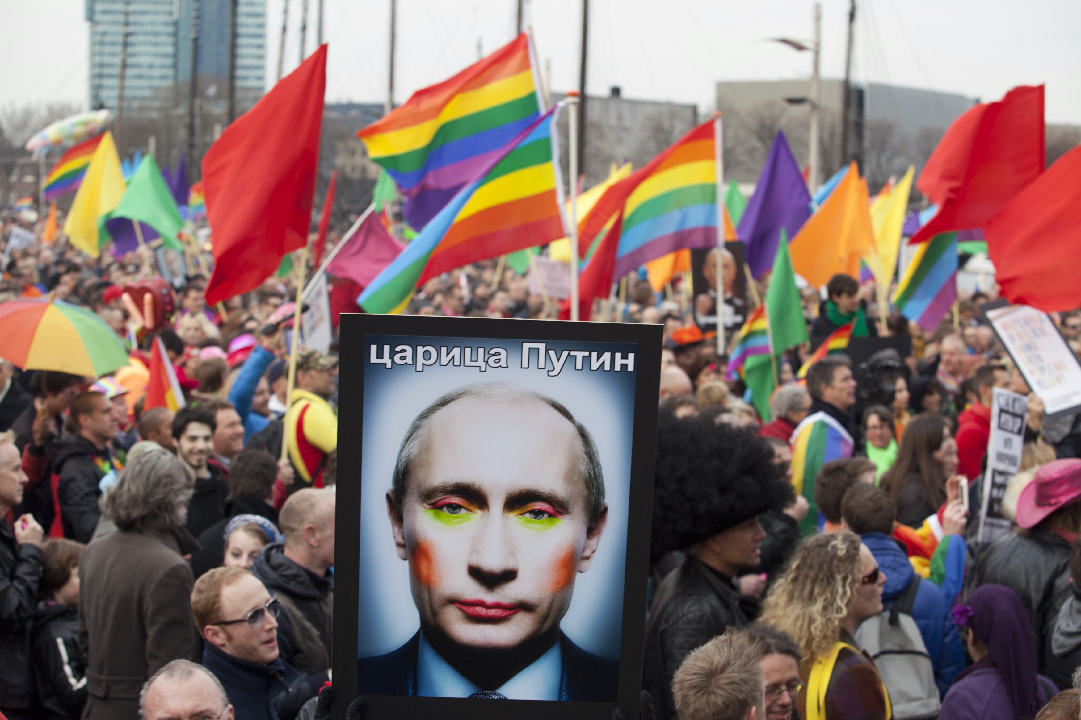 Rusia aconseja ‘no relacionarse con personas LGTB’ en España