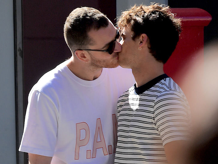 Sam Smith y Brandon Flynn confirman su relación con este beso