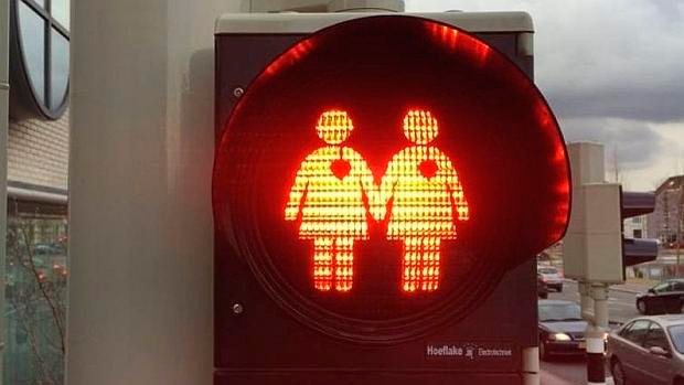 Semáforos LGTB para apoyar a las parejas gays