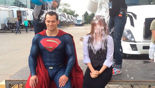 Superman, su paquete y el Ice Bucket Challenge