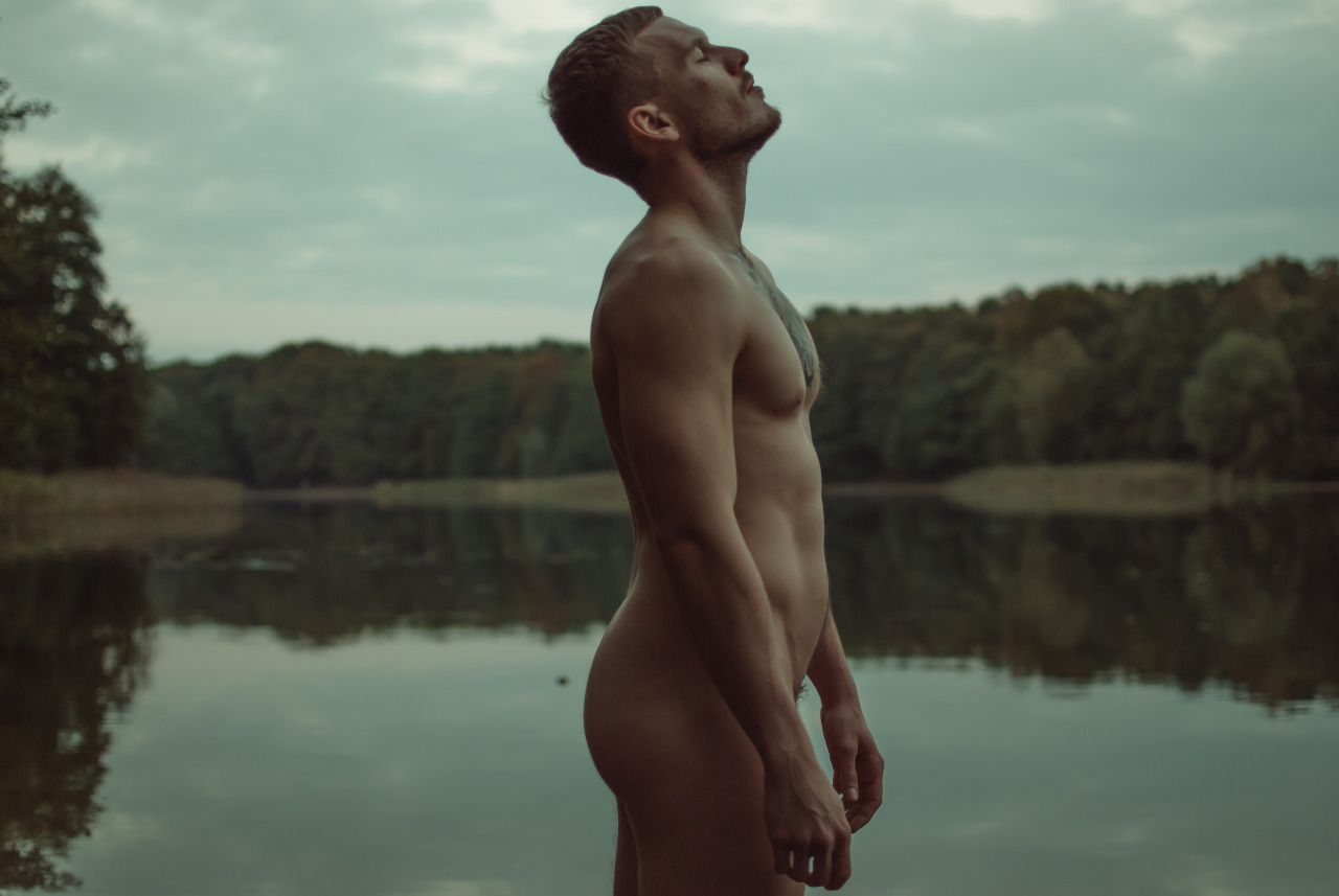 Naturaleza, homoerotismo y chulazos: hombres desnudos como el mejor compromiso eco para Manuel Moncayo