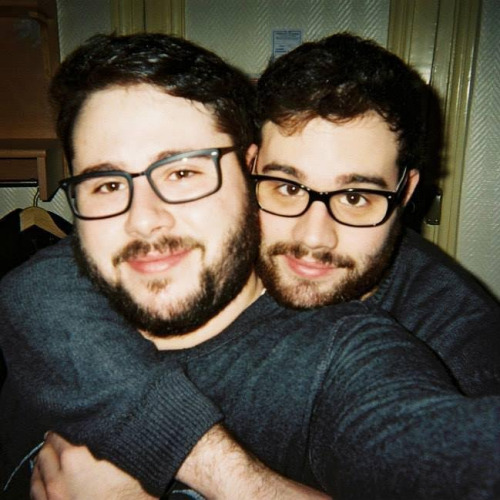 Parejas de novios gays que parecen gemelos