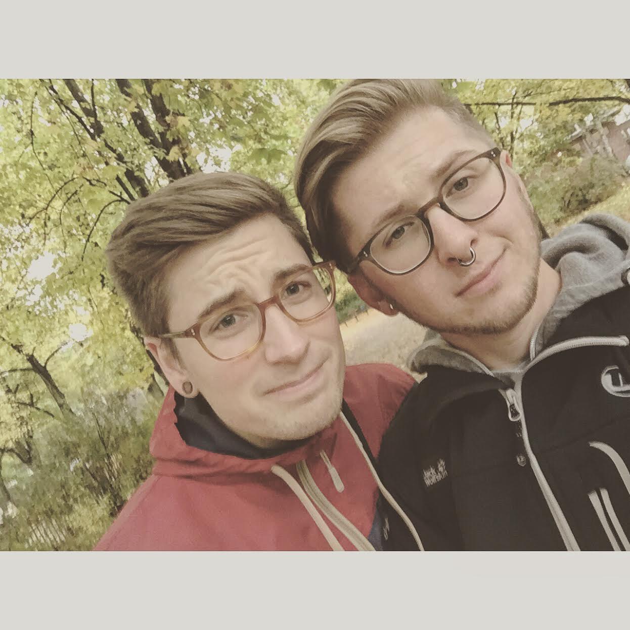 Parejas de novios gays que parecen gemelos