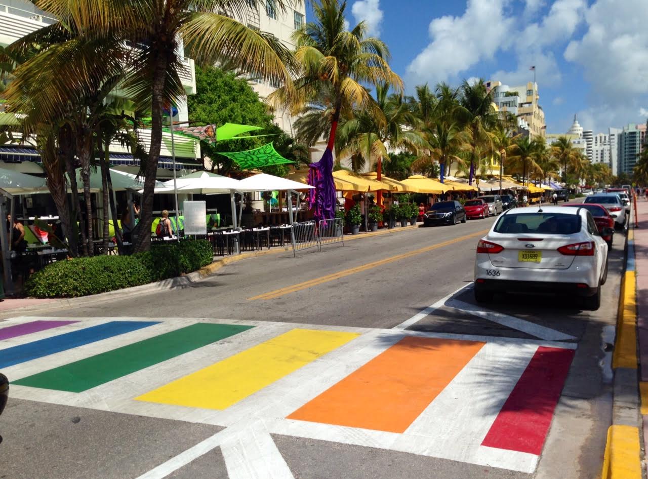 10 lugares con los colores de la bandera gay