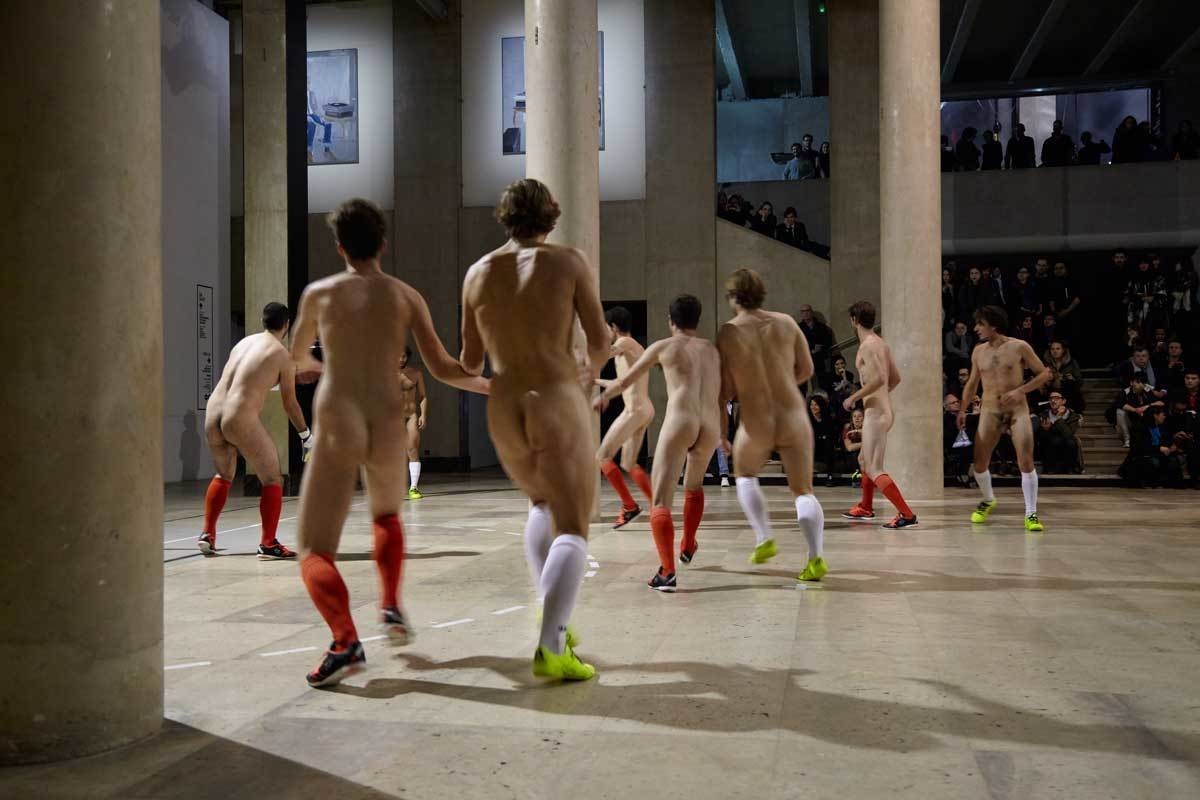 Futbolistas desnudos en una nueva performance