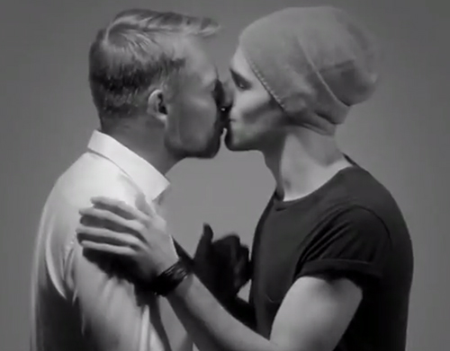 Investigan un anuncio por incorporar un beso gay
