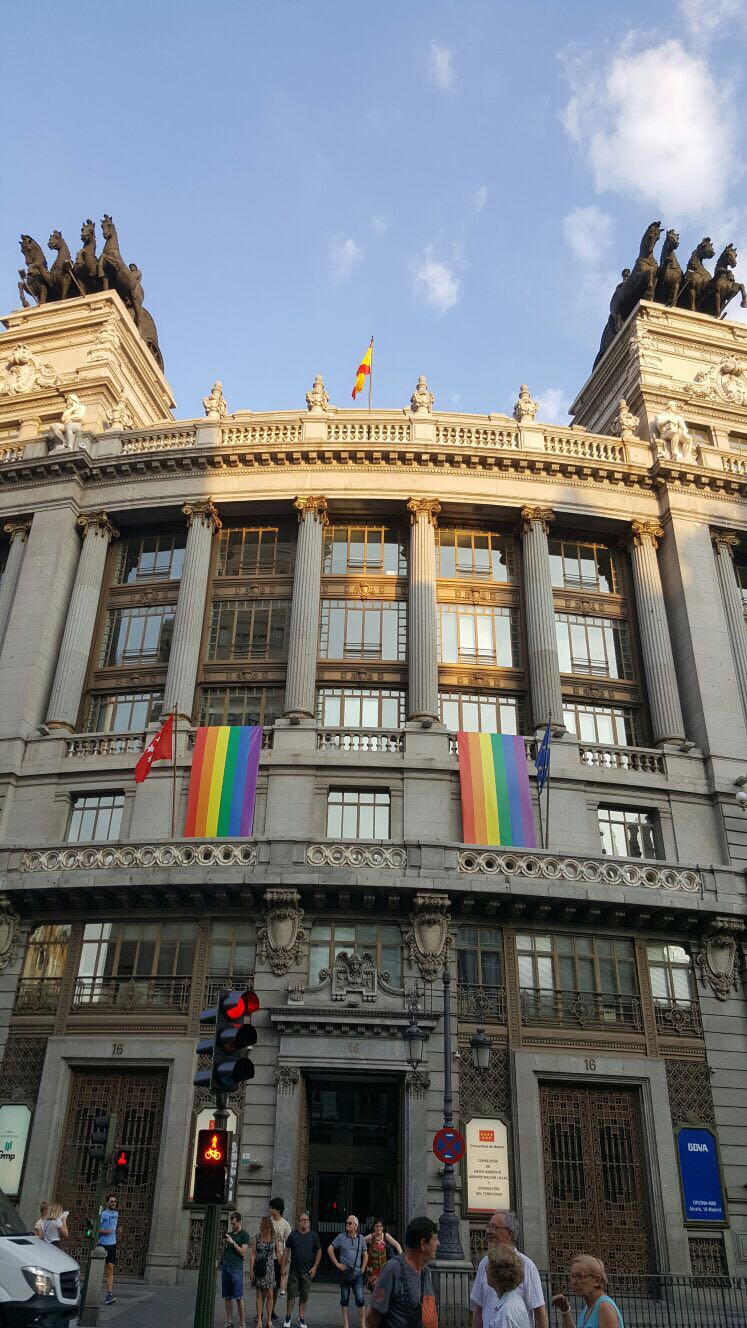 La Real Casa de Correos ya luce la bandera LGTB