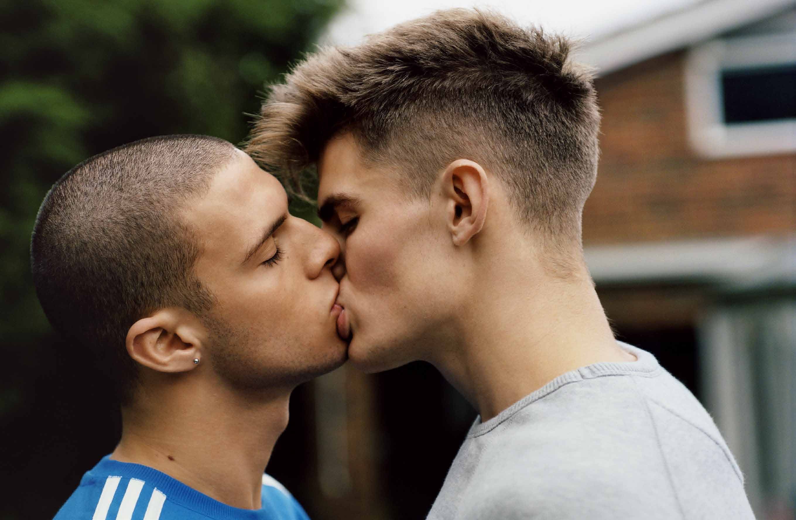 Два гея дома. Мужчины целуются. Поцелуй двух мужчин. Однополый поцелуй. Парень целует парня.