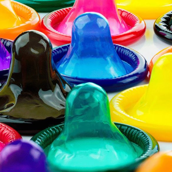 Una drag queen nos enseña a poner un condón