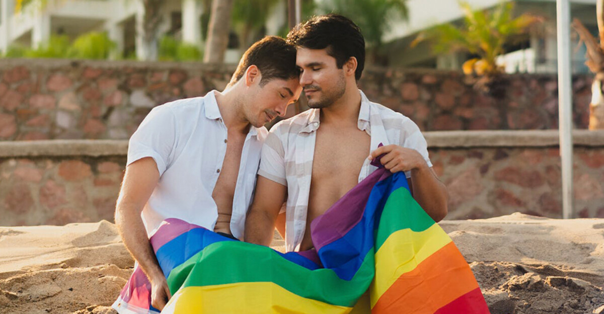 gais haciendo bandera en una playa