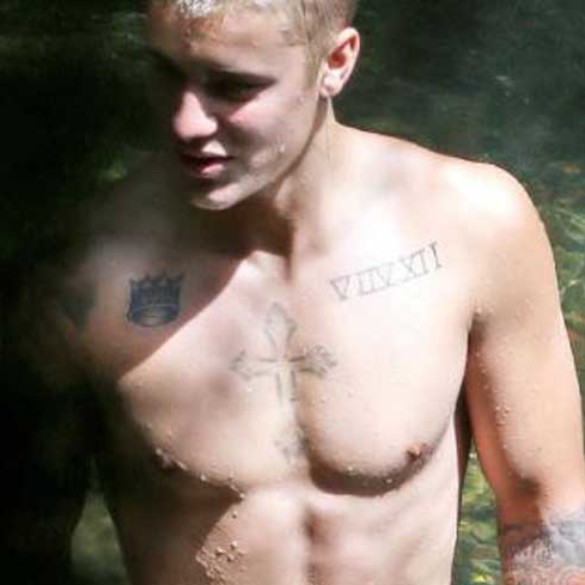 El muñeco hinchable de Bieber y su desnudo para adornar la Navidad - Shangay