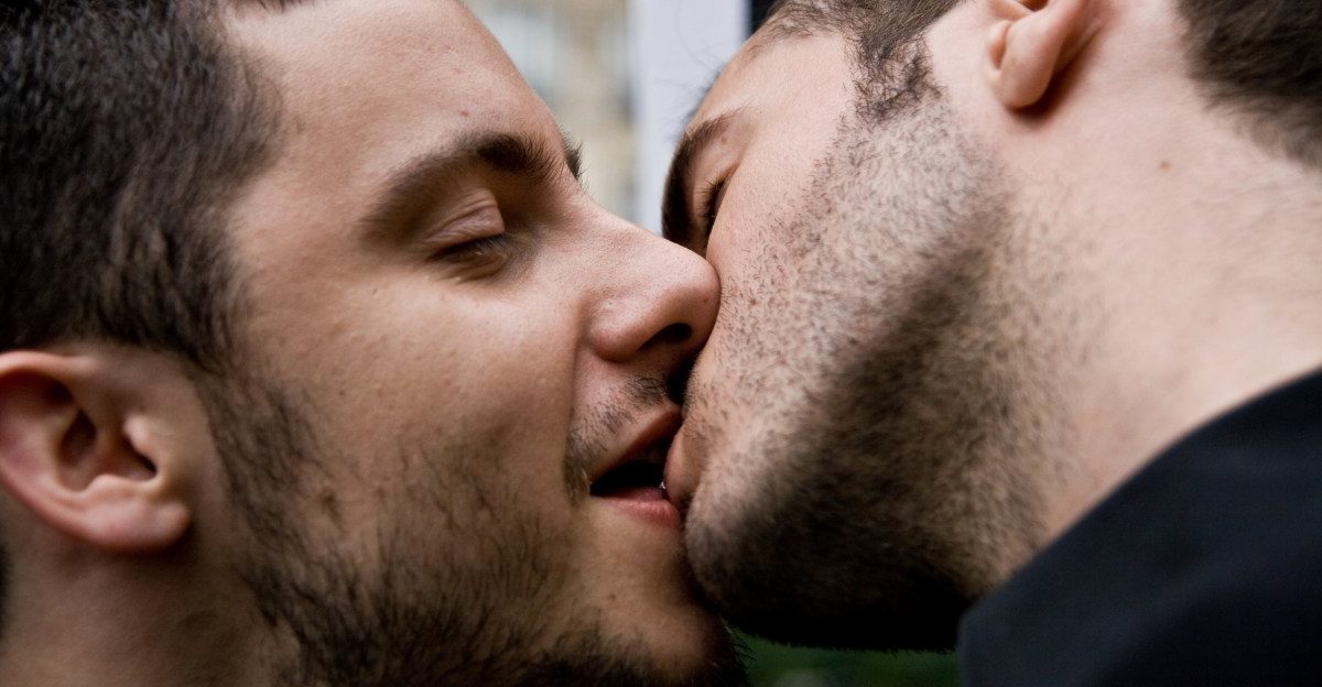 Heteros besan a gays en la boca por primera vez