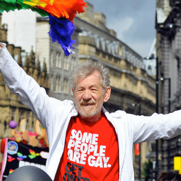 Ian McKellen opina que los hombres homosexuales son más masculinos