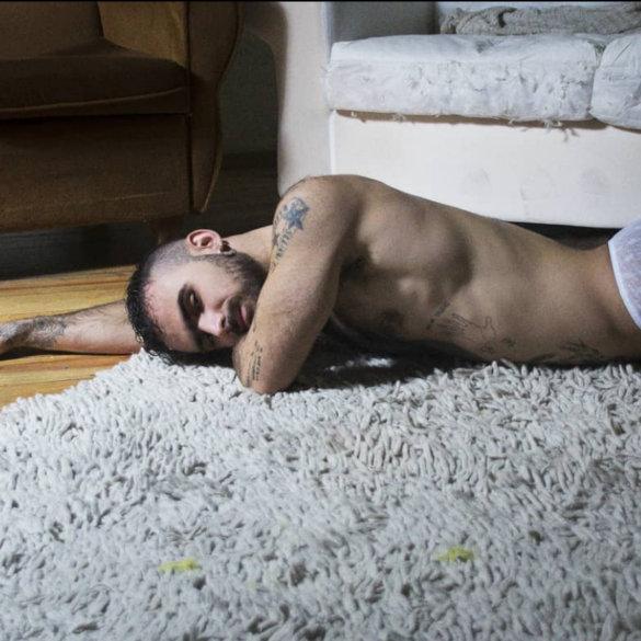 Cachorro Lozano retrata el homoerotismo hipersexualizado en 'Vacaciones'