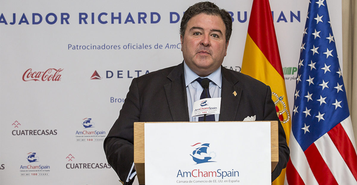 El embajador ultraconservador de Estados Unidos en España se acerca al colectivo LGTB