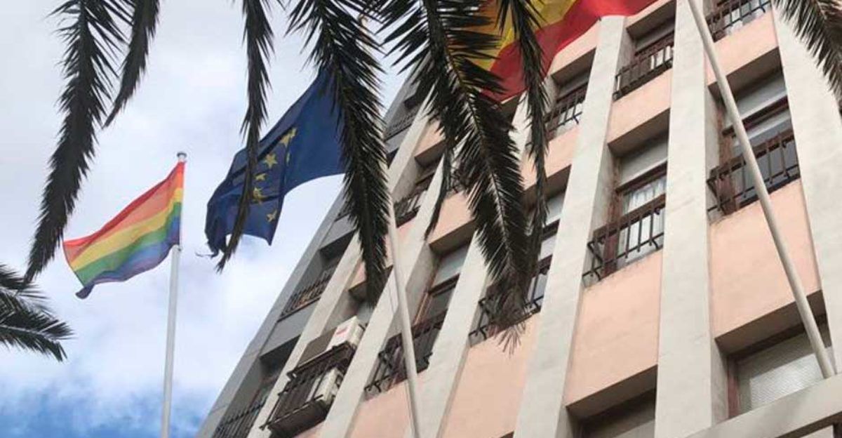La isla de La Palma presume con orgullo de bandera LGTB en la fachada del Cabildo