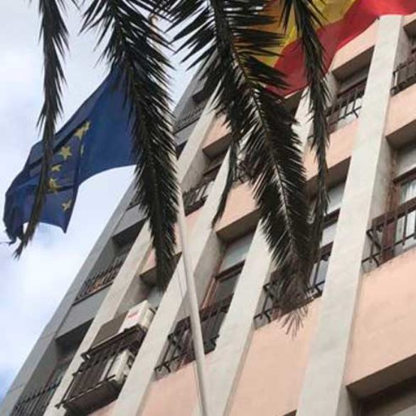 La isla de La Palma presume con orgullo de bandera LGTB en la fachada del Cabildo