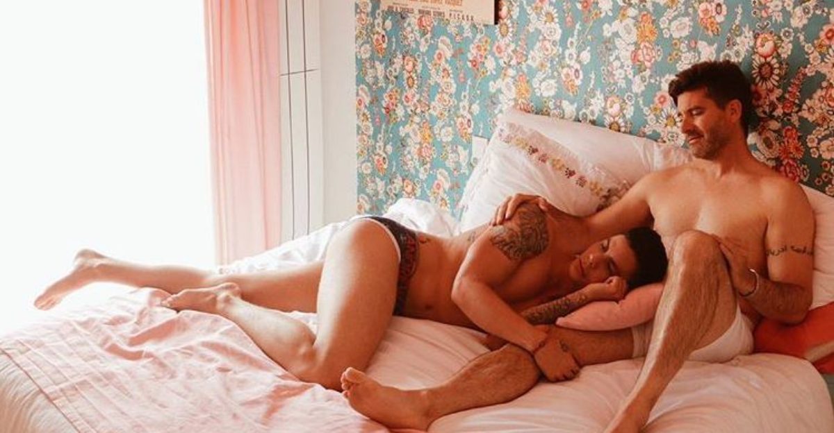 ¿Que hace Toño Sanchís en la cama con un actor porno gay?