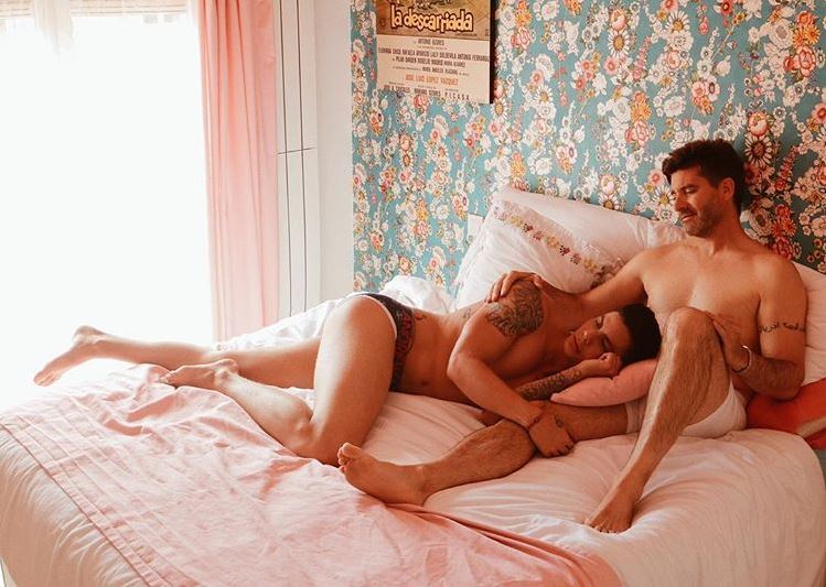 ¿Que hace Toño Sanchís en la cama con un actor porno gay?