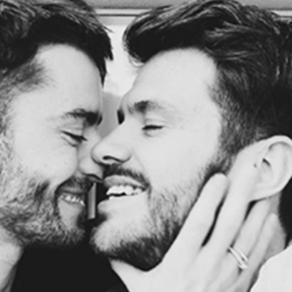Pelayo Díaz y su novio, Andy McDougall, contra la homofobia