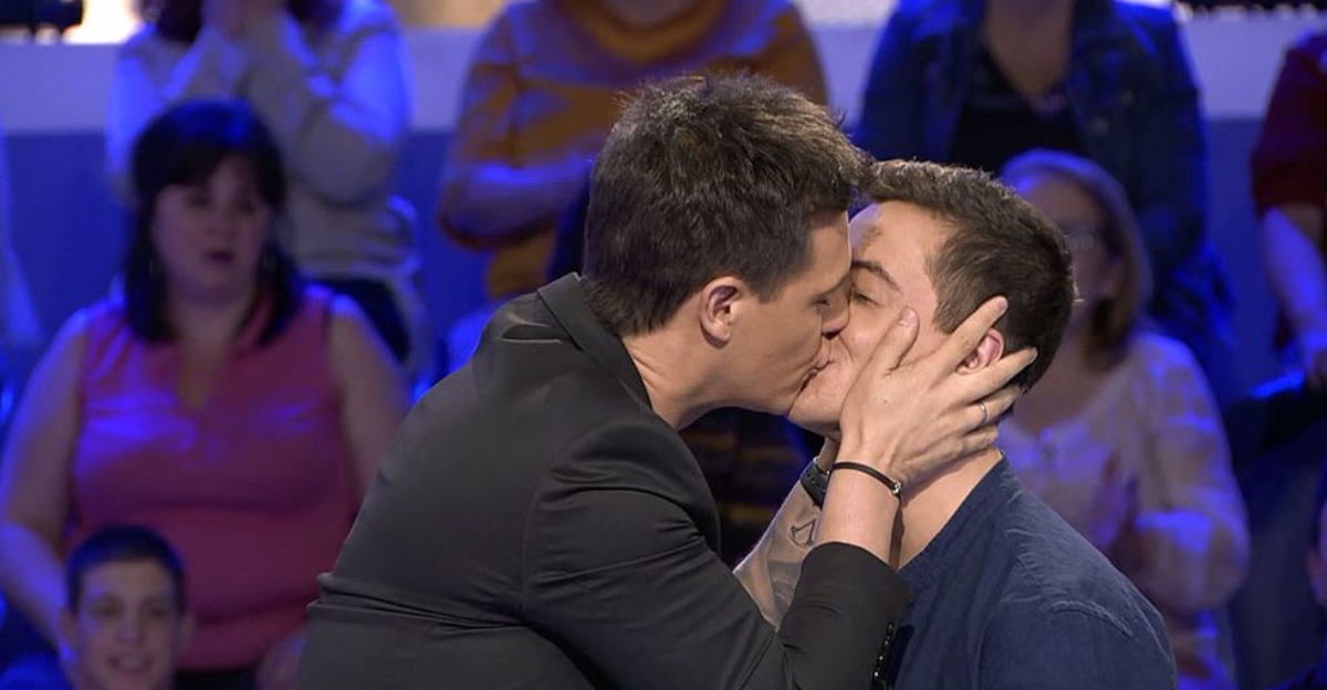 Beso reivindicativo de Christian Gálvez a Víctor Palmero en 'Pasapalabra'