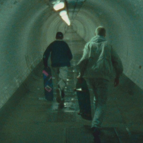 La historia de amor de dos skaters en el videoclip de 'Sway'