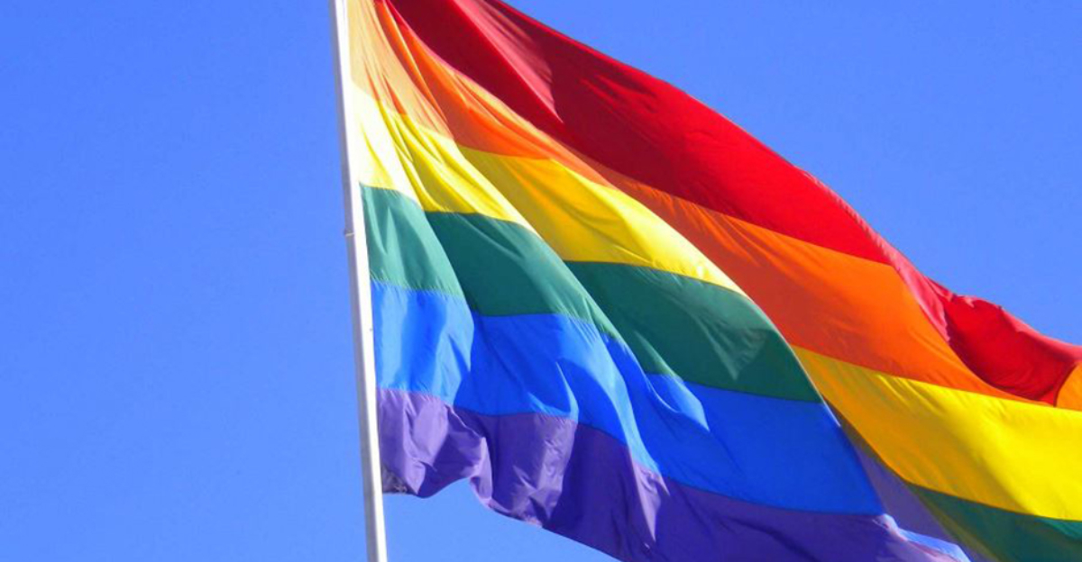 Comparan la bandera LGTBI con la de Falange en el Parlamento de Andalucía