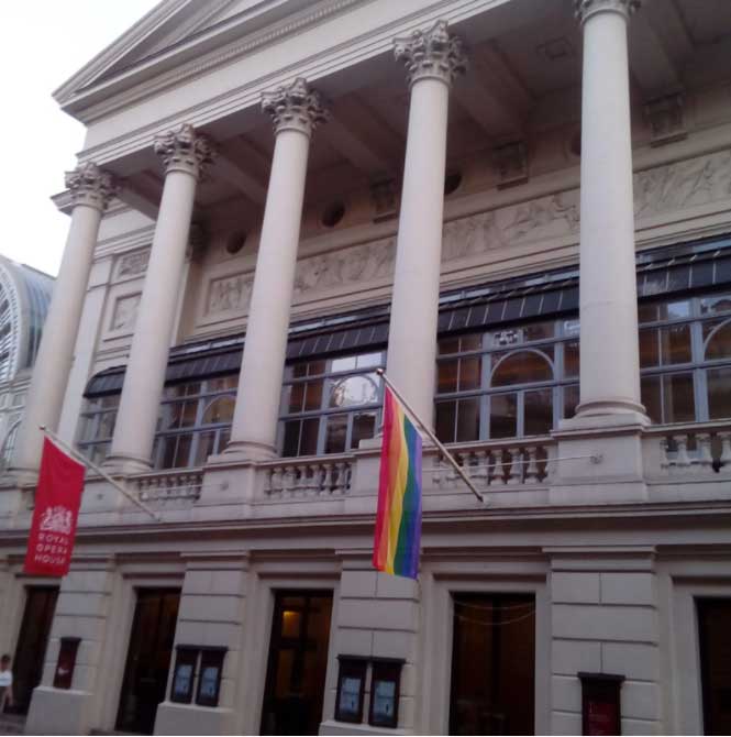 La ópera del Covent Garden ya luce con orgullo su bandera LGTB