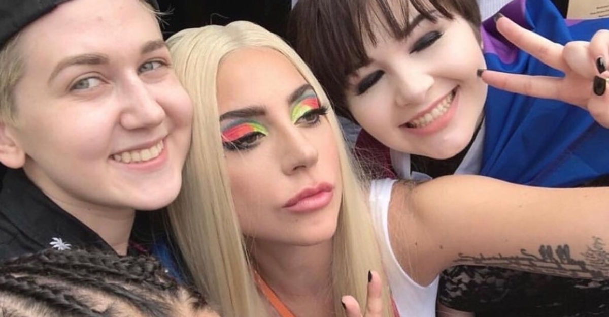 Lady Gaga sale a la calle para reivindicar los derechos LGTB+