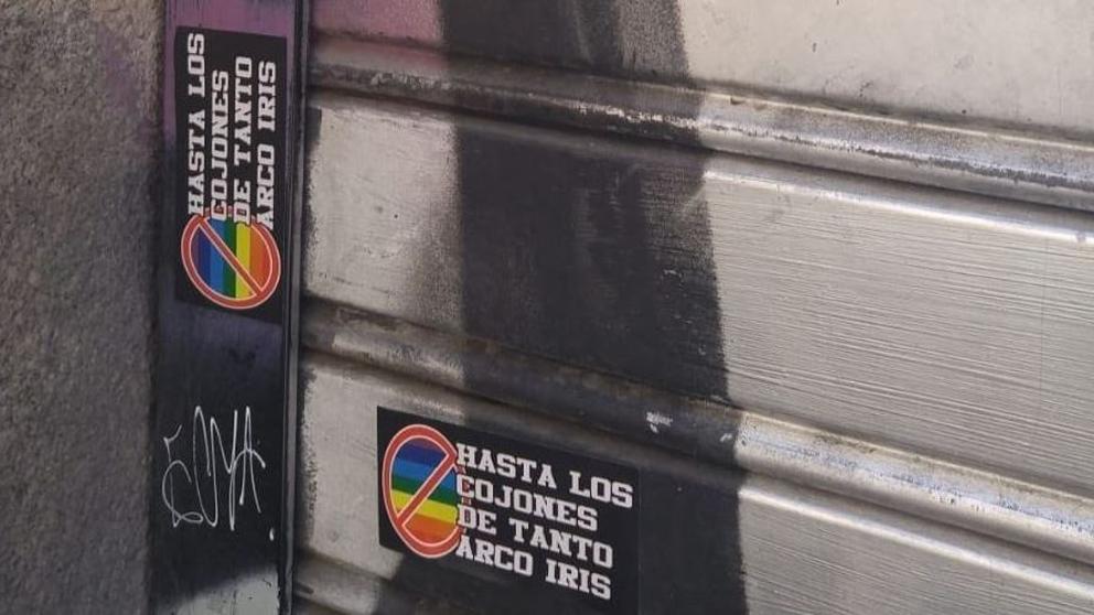 Alerta por la cantidad de pegatinas y pintadas homófobas que aparecen en Madrid