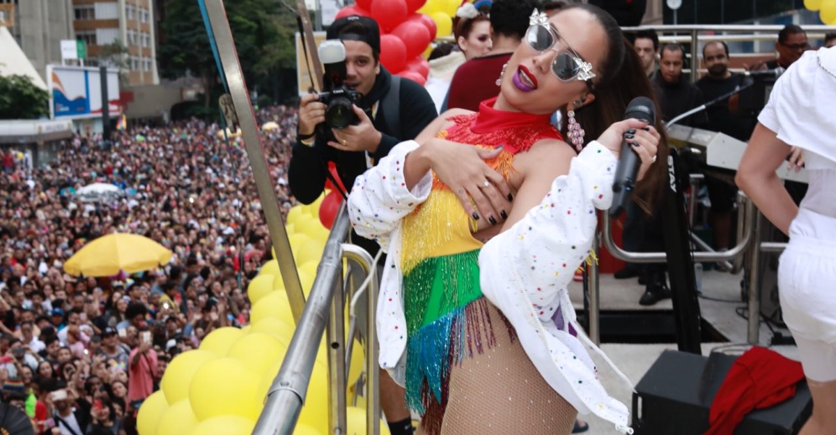 Anitta: "El público gay siempre me pide más plumas, más glitter, ¡más todo!"