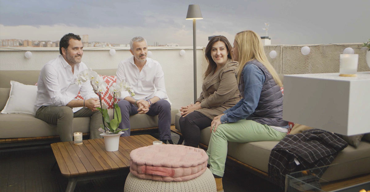 'Casaterapia' enseña a una pareja gay a mejorar su terraza