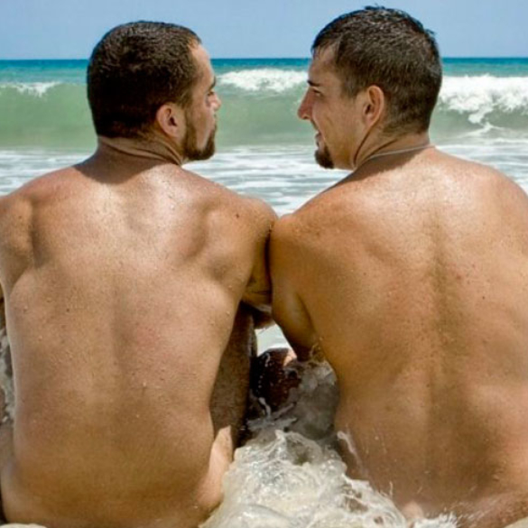 ¿Cuerpos diversos gais sin complejos en verano? Una asignatura pendiente