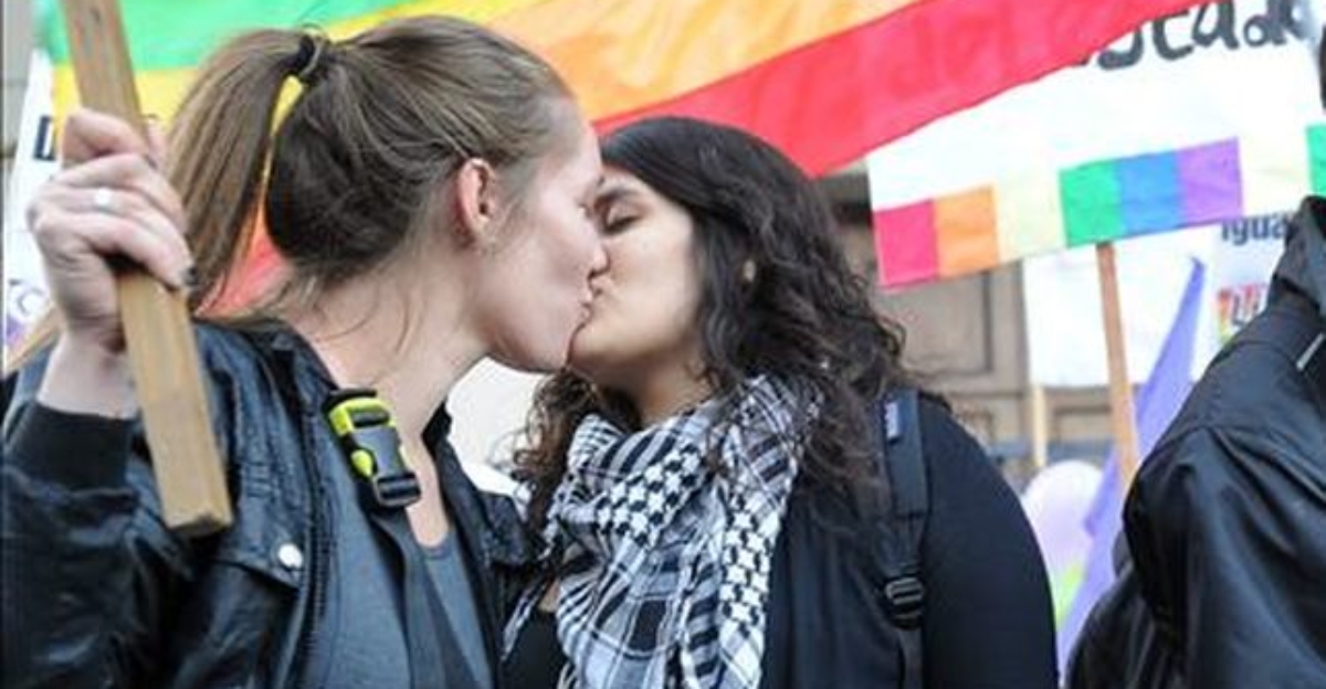 El PSOE recupera la reproducción asistida para lesbianas y solteras