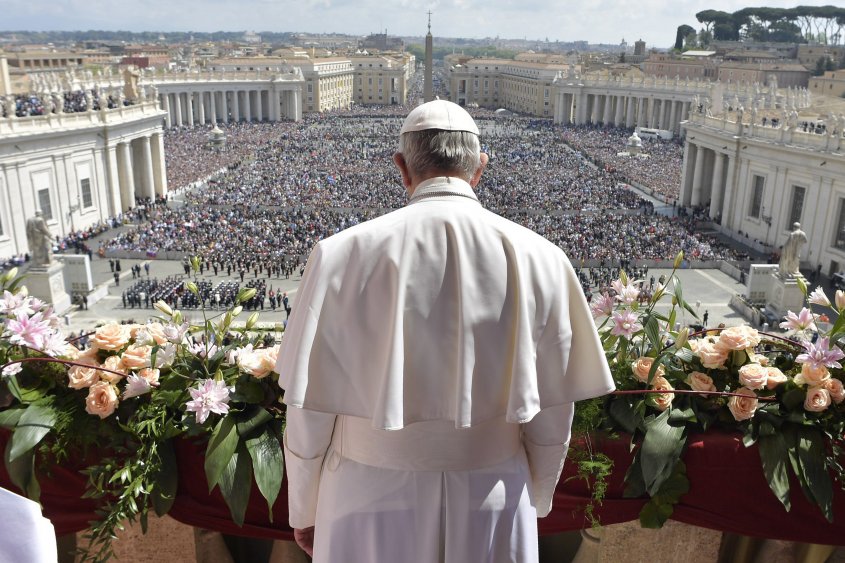 El Vaticano habla por primera vez de "personas LGTB" y no "con inclinaciones homosexuales"
