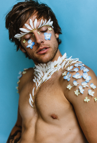 Hombres desnudos y flores, el arte de Travis Chantar
