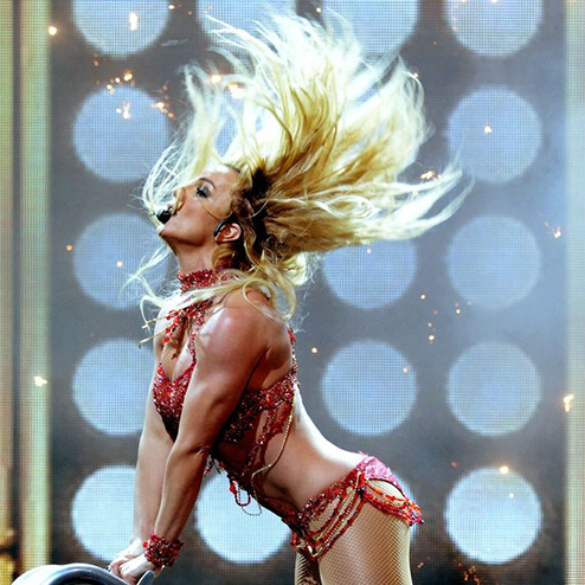 Un fan sorprende a Britney Spears en pleno concierto